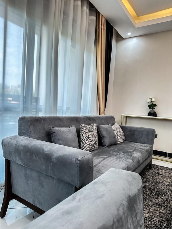 Apartamento conforto, vista para a cidade | Área de estar | TV de tela plana