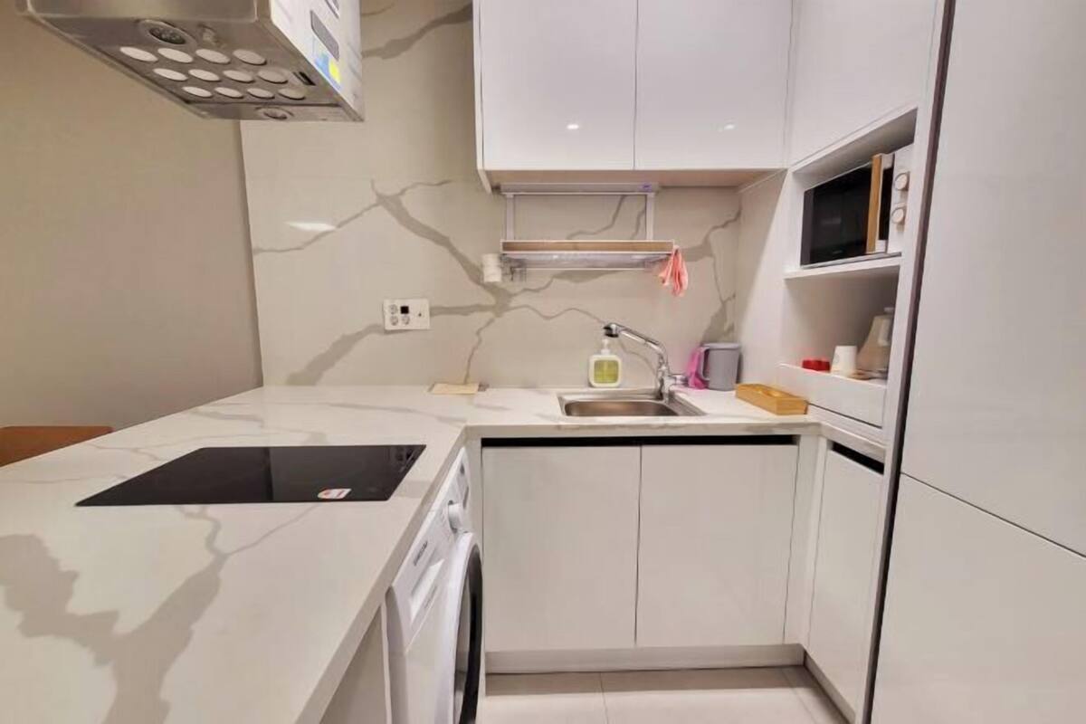 Private kitchen | Fridge, microwave, stovetop, cookware/dishes/utensils