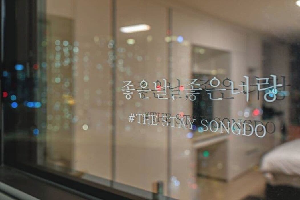 Ein Fenster mit koreanischem Text und dem Hashtag #THESTAYSONGDO.