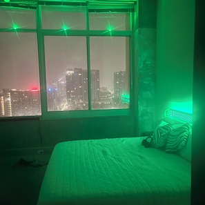 2 bedrooms, iron/ironing board, WiFi, bed sheets - LUXURY 15th-floor OASIS (Atlanta)