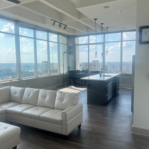 LUXURY 15th-floor OASIS