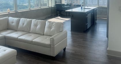 LUXURY 15th-floor OASIS