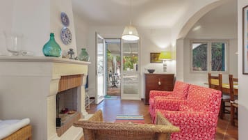 Villa | Woonruimte | Een flatscreentelevisie en een open haard