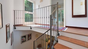 A staircase with a metal railing leading to a balcony with a patterned rug. - 4076 Villa Baia D'oro by Barbarhouse (Pulsano)