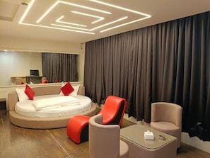 Super Deluxe Room | Hypo-allergenic bedding, desk, bed sheets - Aundh Elite Stay (Pune)