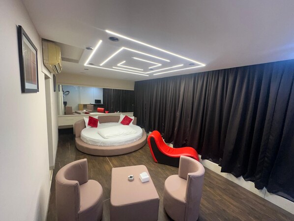 Super Deluxe Room | Hypo-allergenic bedding, desk, bed sheets - Aundh Elite Stay (Pune)