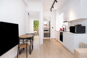 Leilighet – deluxe, 1 soverom, terrasse, hageutsikt | Spiseområde på rommet