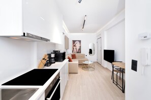 Deluxe Apartment, 1 Bedroom, Patio, Garden View | Private kitchen | Fridge, microwave, oven, stovetop