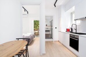 디럭스 아파트, 침실 1개, 파티오, 정원 전망 | 다이닝룸