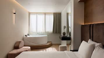 Deluxe Suite with Spa Bath | Ropa de cama de alta calidad y camas con efecto memoria