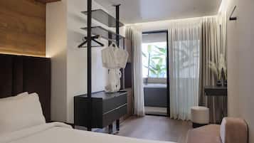 King Room with Balcony | 고급 침구, 메모리폼 침대, 객실 내 금고, 책상