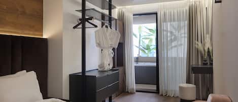 King Room with Balcony | Sängtillbehör av högsta kvalitet och memory foam-madrasser