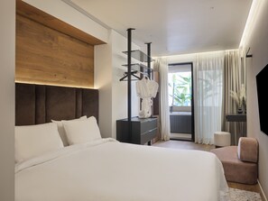 King Room with Balcony | Draps en coton égyptien, literie de qualité supérieure