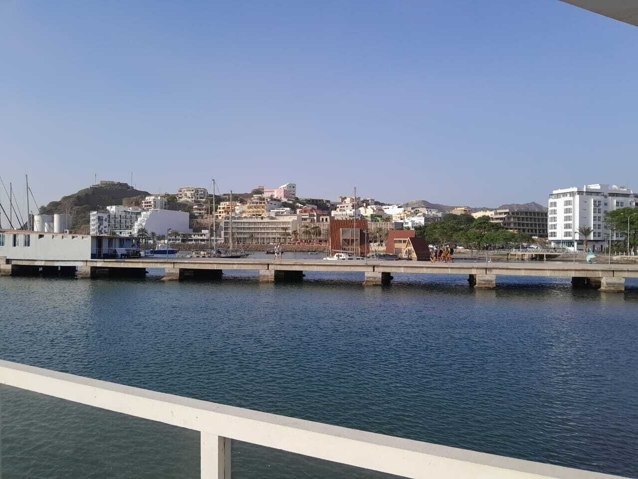 Une vue sur le front de mer, avec des bâtiments, un pont et un quai.