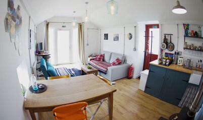 Cozy converted barn with mountain and sea views on the NC500. Pet-friendly!