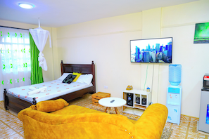 Businessstudiosviitti, kaupunkinäköala | Oleskelualue | 24–tuumainen äly-TV, jossa digitaalikanavat