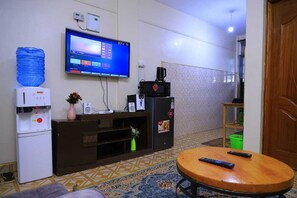 Deluxe-huoneisto, kaupunkinäköala | Yksityinen keittiö | Jääkaappi, mikroaaltouuni, keittoastiat/astiat/ruokailuvälineet