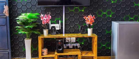 Appartement Classique, vue ville | Coin séjour | TV connectée de 24 pouces avec chaînes numériques