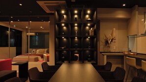 Una habitación de hotel moderna con una cama grande, una mesa de comedor y un área de estar.