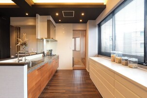 Refrigerador, microondas, placa de cocina, tetera/pava eléctrica