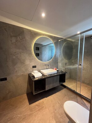 Chambre Prestige double, vue sur la ville | Salle de bain | Douche, articles de toilette (gratuits), séchoir à cheveux, pantoufles
