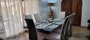 Dining - Delightful 6-bedroom Elianta Villa with WiFi in Johannesburg South (Johannesburg South)