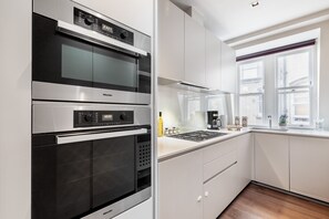 Huoneisto | Yksityinen keittiö | Täysikokoinen jääkaappi, mikroaaltouuni, uuni, liesi