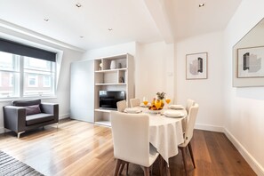 Huoneisto | Oleskelualue | 40–tuumainen äly-TV, jossa satelliittikanavat