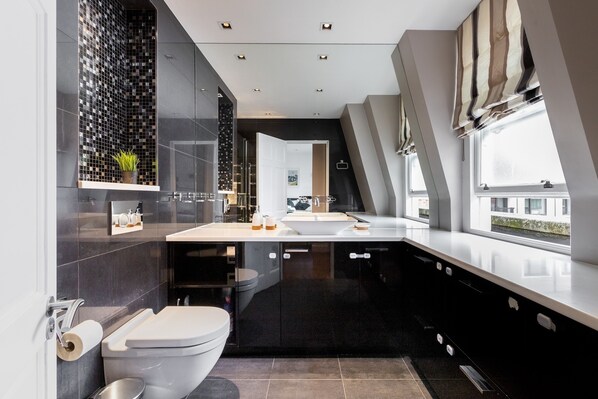 Apartment | Badezimmer | Dusche, kostenlose Toilettenartikel, Haartrockner, Handtücher