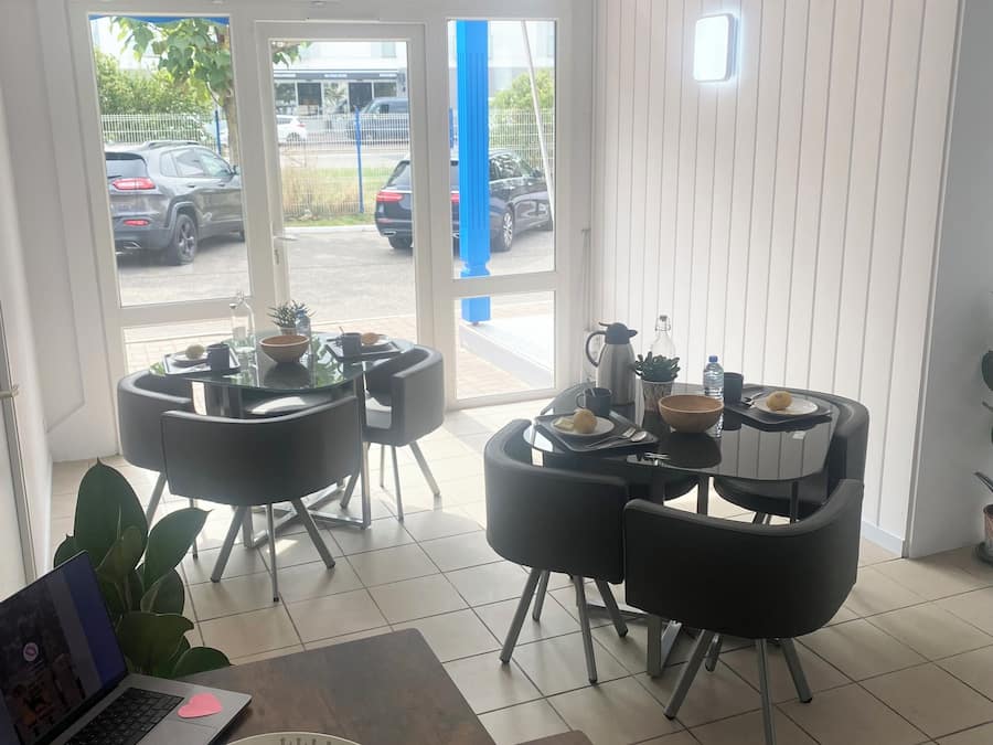 Se ofrece un desayuno bufé (6.90 EUR por persona)