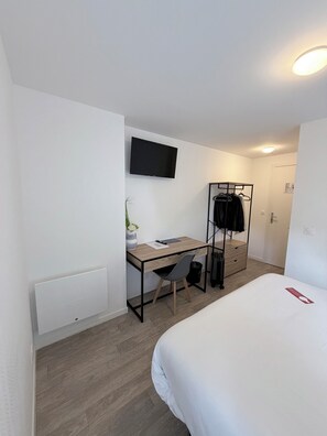 Business Double or Twin Room | Soundproofing, bed sheets - Parc Hotel (Carrieres-sous-Poissy)