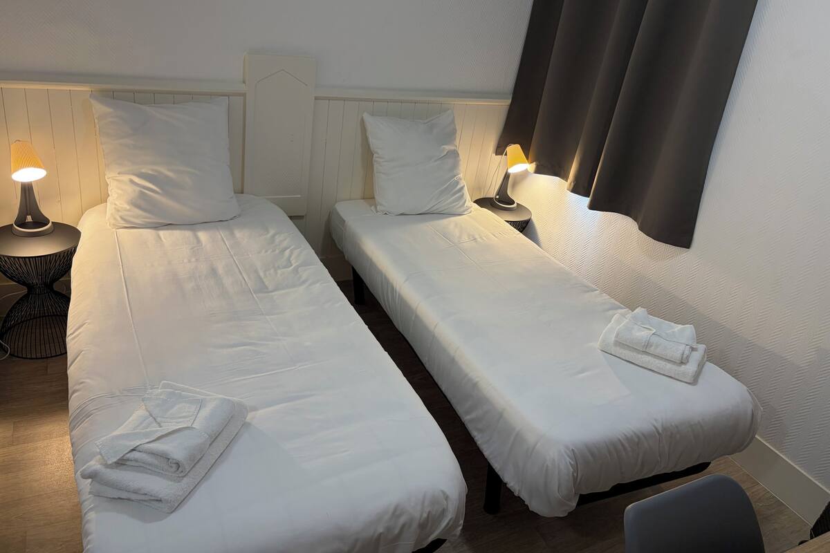 Twin Room | Soundproofing, bed sheets