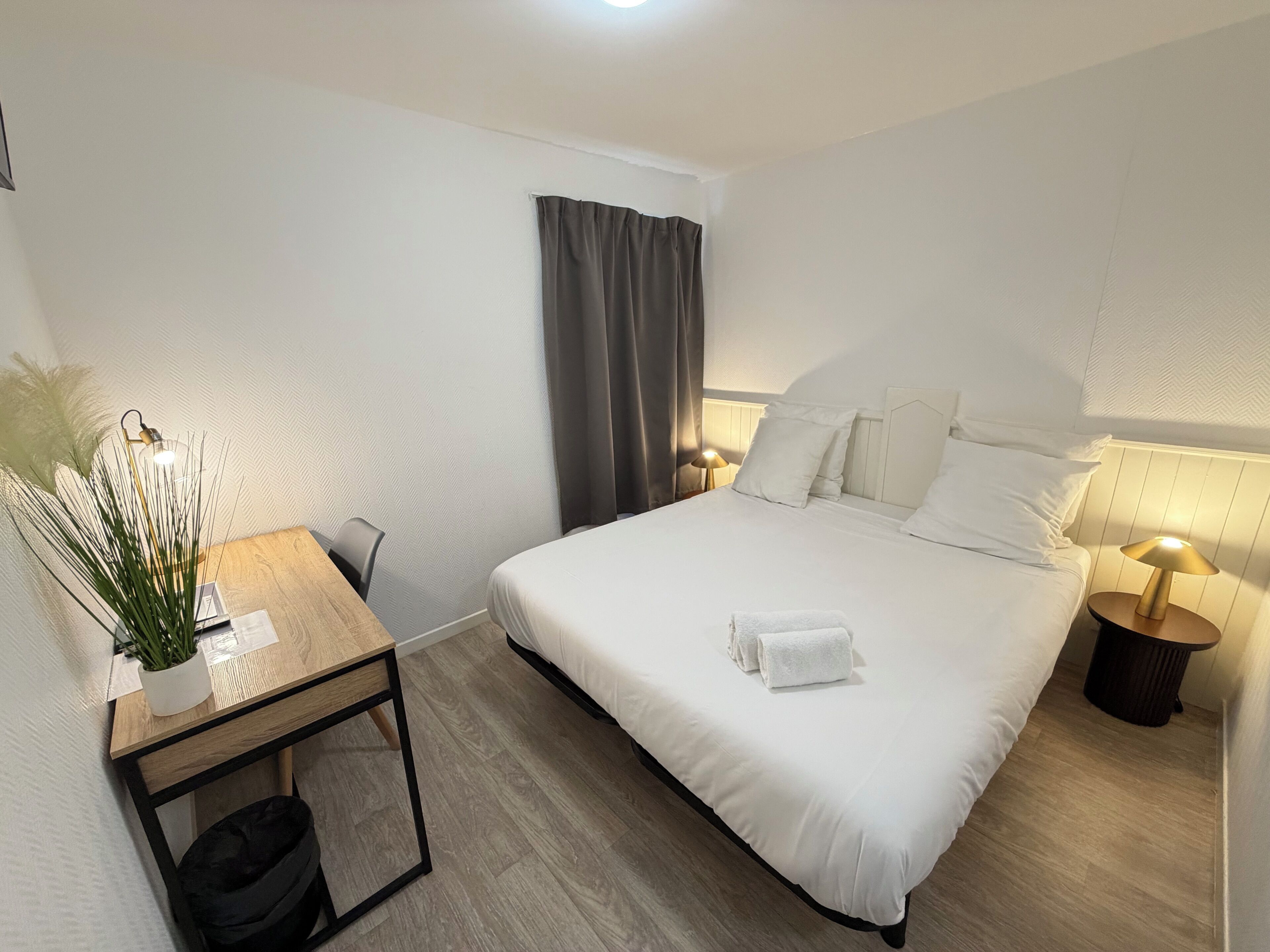 Habitación empresarial - 1 cama matrimonial o 2 individuales | Insonorización y ropa de cama 
