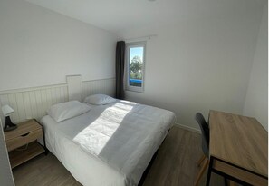 Business Double or Twin Room | Soundproofing, bed sheets - Parc Hotel (Carrieres-sous-Poissy)