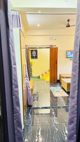Charming 2-bedroom apartment in Varanasi with WiFi and AC