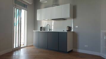 Réfrigérateur, plaque de cuisson, bouilloire électrique