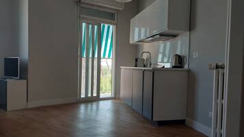 Frigorifero, piano cottura, bollitore elettrico