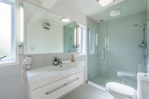 Séchoir à cheveux, serviettes fournies, savon, shampooing