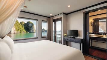 Junior Suite with Private Balcony | Desk, laptop workspace, soundproofing, free WiFi