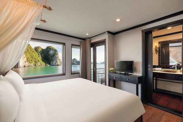 Junior Double or Twin Room, Bay View | Meja, ruang kerja komputer riba, kalis bunyi, Wi-fi percuma