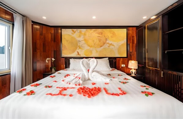 Royal Suite with Terrace and Bathtub - Amanda Premier Cruise (Ha Long)