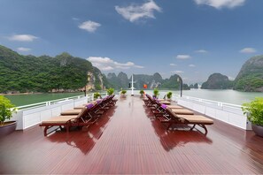 Outdoor banquet area - Amanda Premier Cruise (Ha Long)