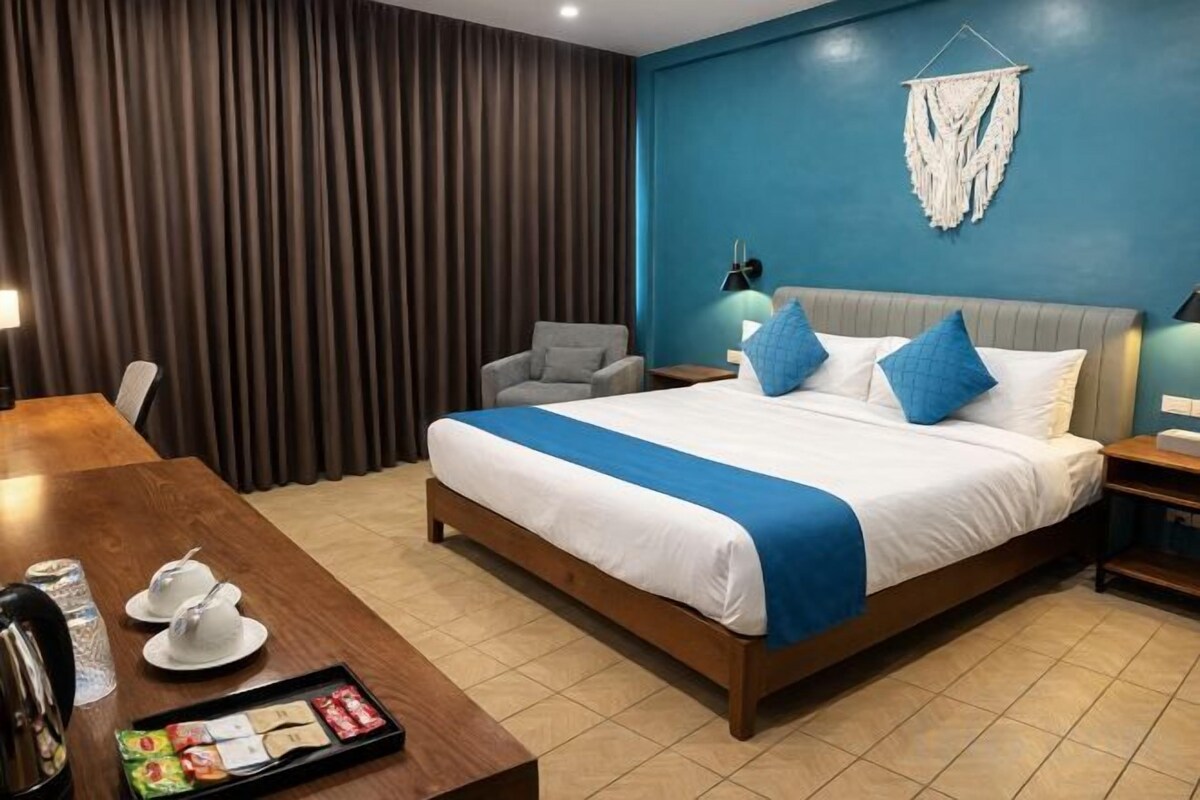 In-room safe, desk, laptop workspace, soundproofing