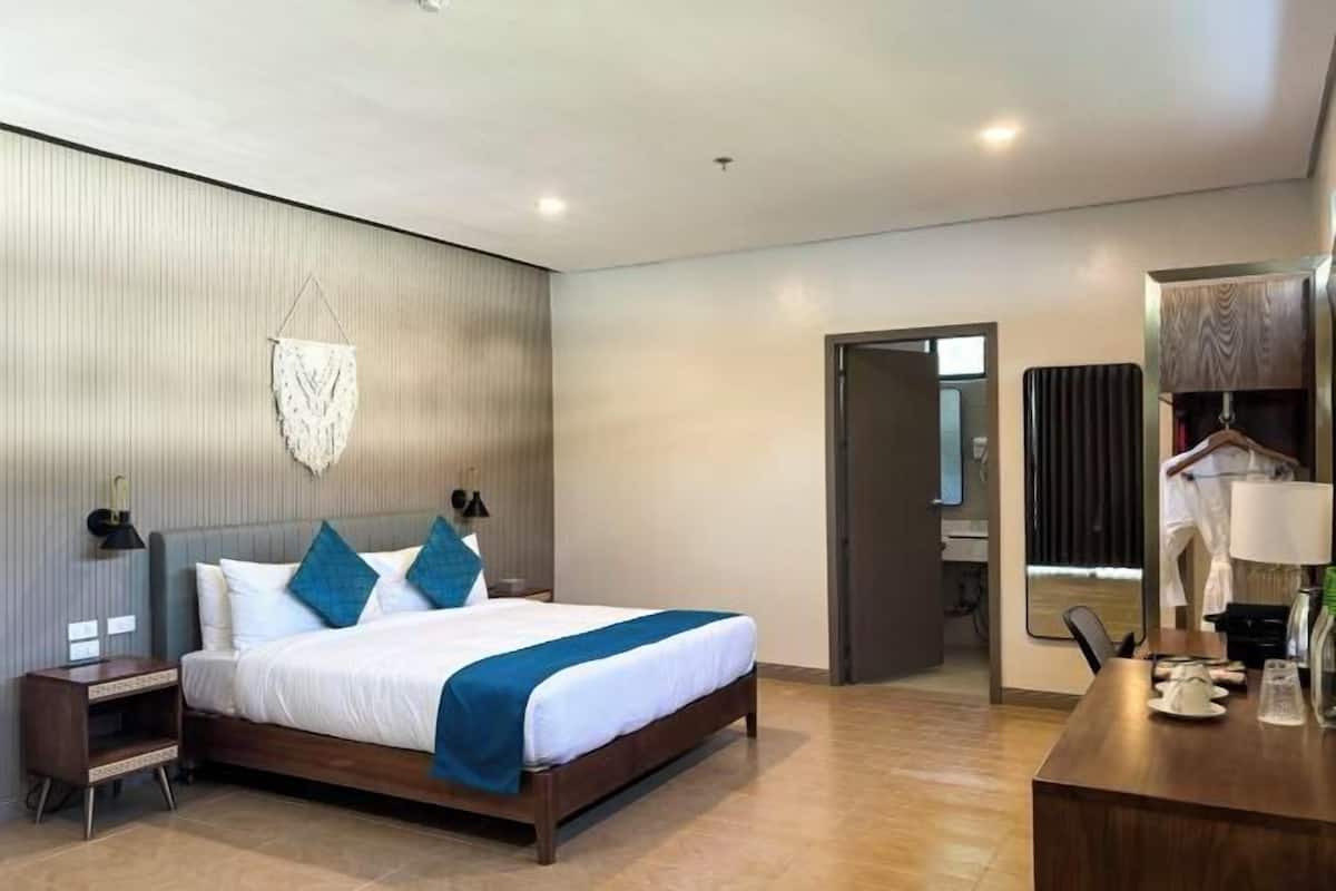 Pengeskab på værelset, skrivebord, arbejdsområde til bærbare computere