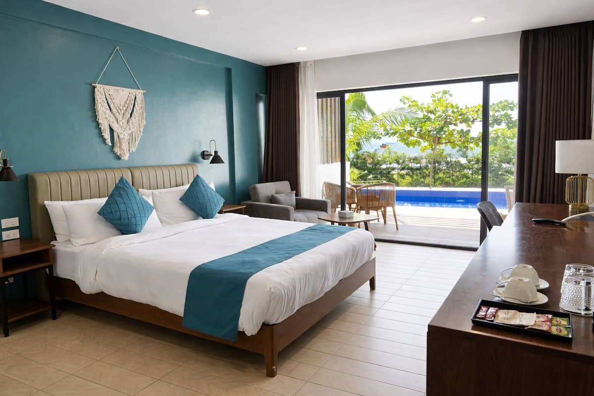 In-room safe, desk, laptop workspace, soundproofing