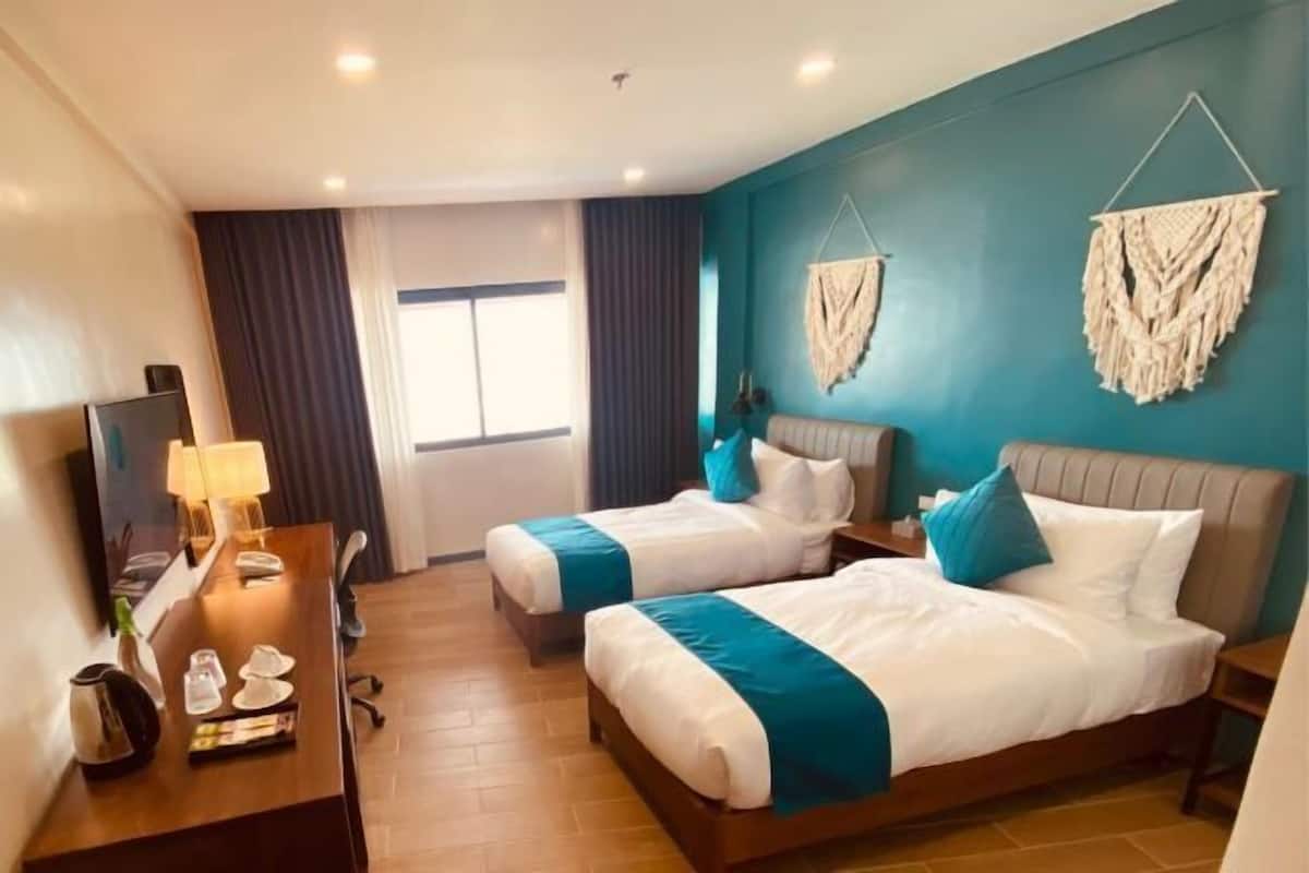 Pengeskab på værelset, skrivebord, arbejdsområde til bærbare computere