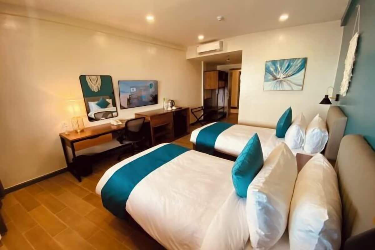 Pengeskab på værelset, skrivebord, arbejdsområde til bærbare computere