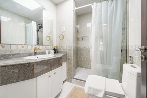 淋浴設備、風筒、提供毛巾、廁紙