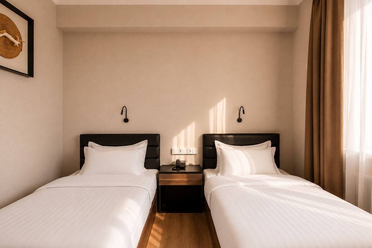 Habitación estándar con 2 camas individuales | Ropa de cama de alta calidad, colchones viscoelásticos, minibar