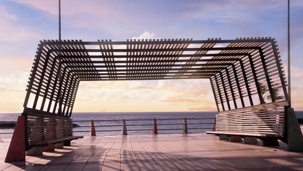A wooden pergola structure with benches, overlooking a body of water. - Oasis Marítimo en Güímar (Puertito de Güímar)